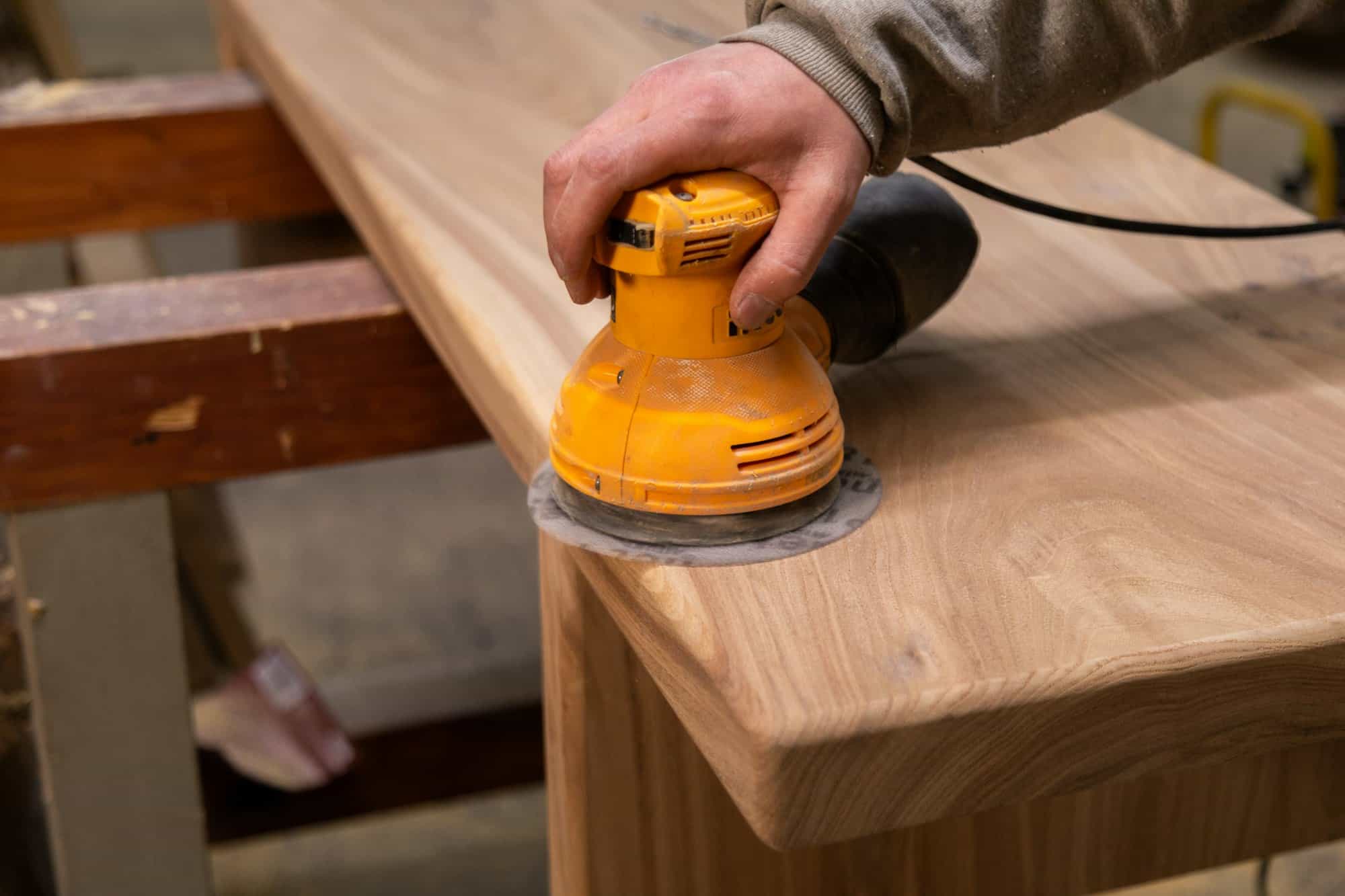 Comment décaper une table en bois étape par étape