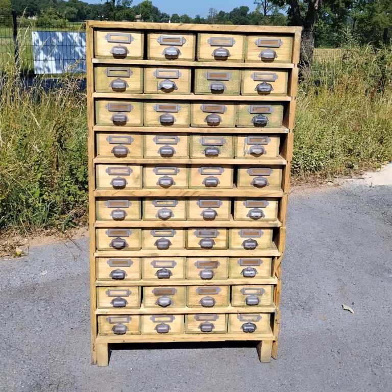 Apres Avant ♻️✨Ce meuble de metier retrouve toute son authenticite 🤎🪵Decape avec soin pour r 768x768