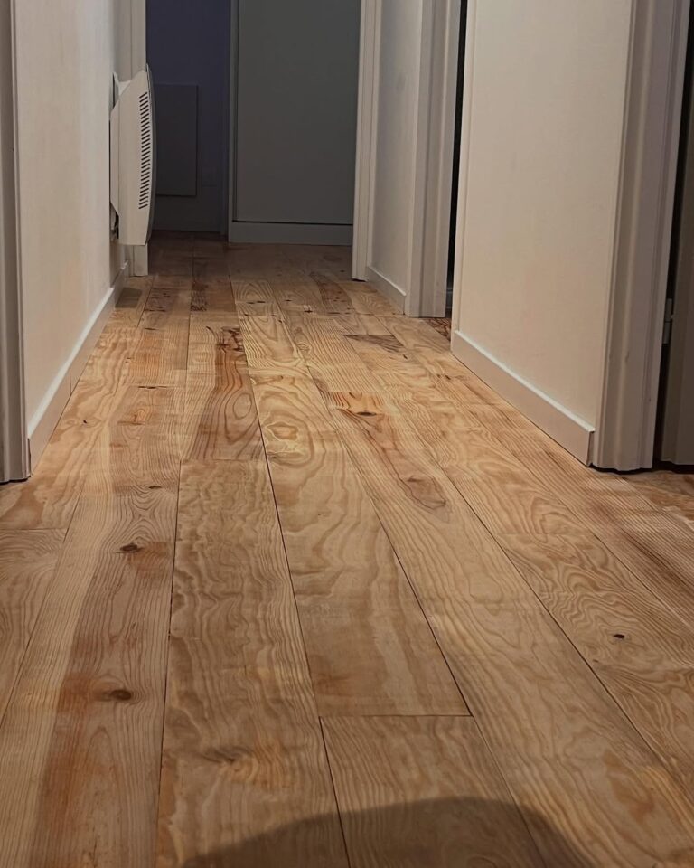 Remise en beaute dun parquet 😀 Pas de decapage par aerogommage Huile de coude et finition ♻️✨ 768x960